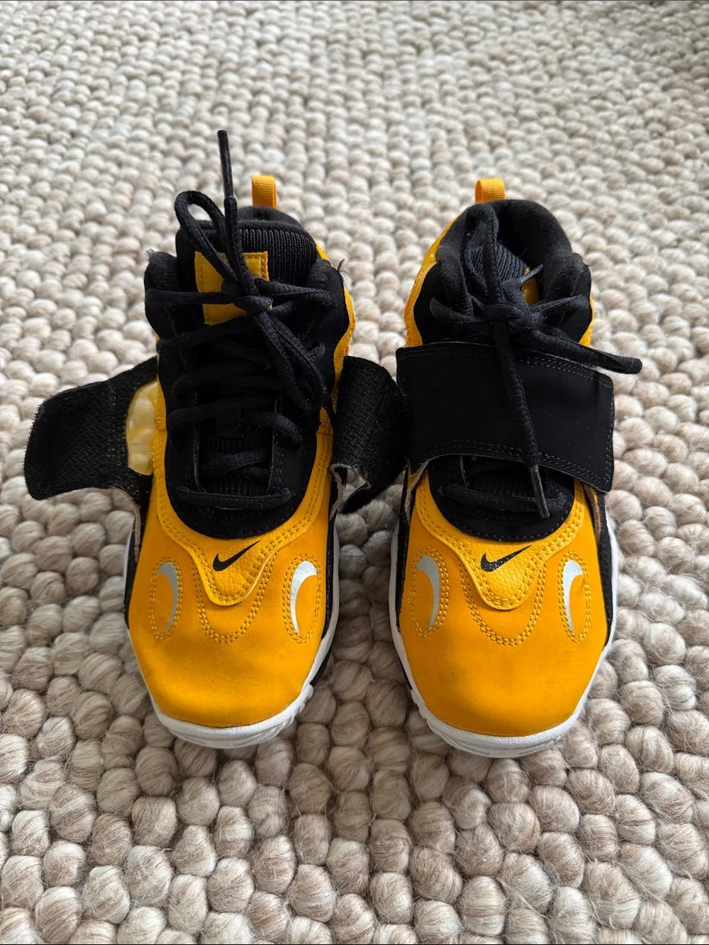 Nike Air Max Speed Turf kids sneakers in a University Gold and black
